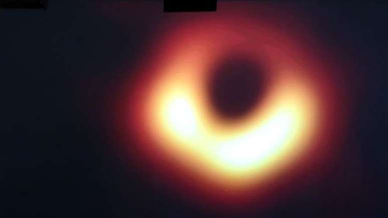 O telescópio Event Horizon capturou em 2019 a primeira imagem da sombra de um buraco negro supermassivo no centro da galáxia Messier 87