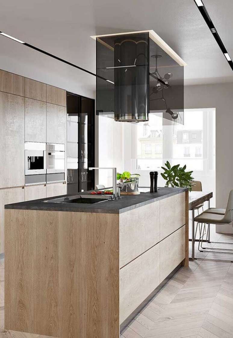 55. Cozinha de madeira moderna decorada com ilha gourmet planejada com pia e cooktop – Foto: Maurício Gebara Arquitetura