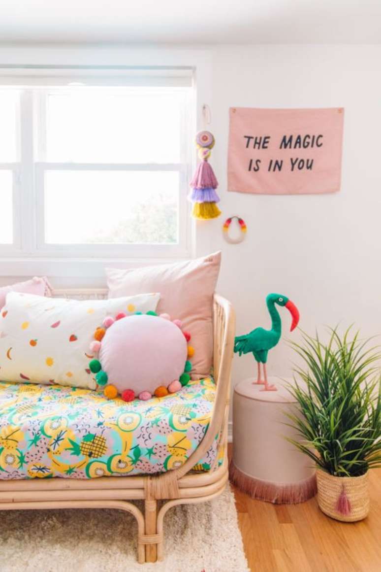 18. Sala colorida com tecido para almofada estampada – Foto Studio DIY