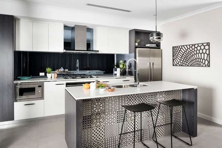 54. Ilha gourmet com pia para decoração de cozinha branca e cinza moderna – Foto: Houzz