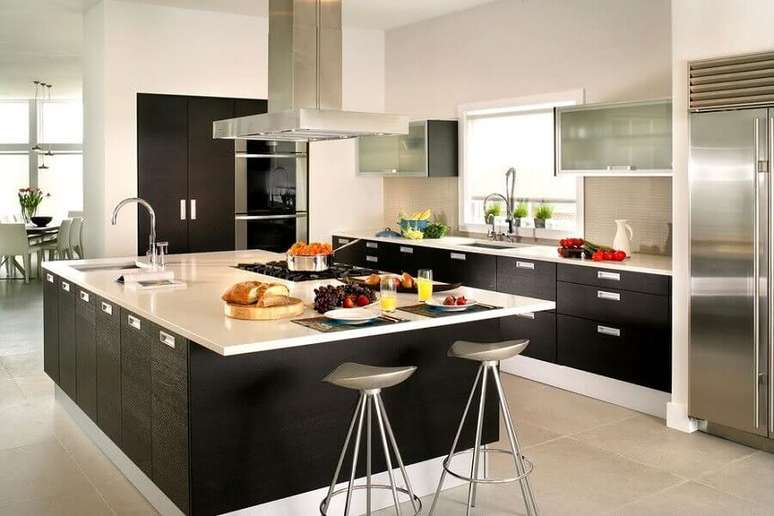 6. Cozinha preta e branca decorada com bancada ilha gourmet grande planejada com pia e cooktop – Foto: Houzz