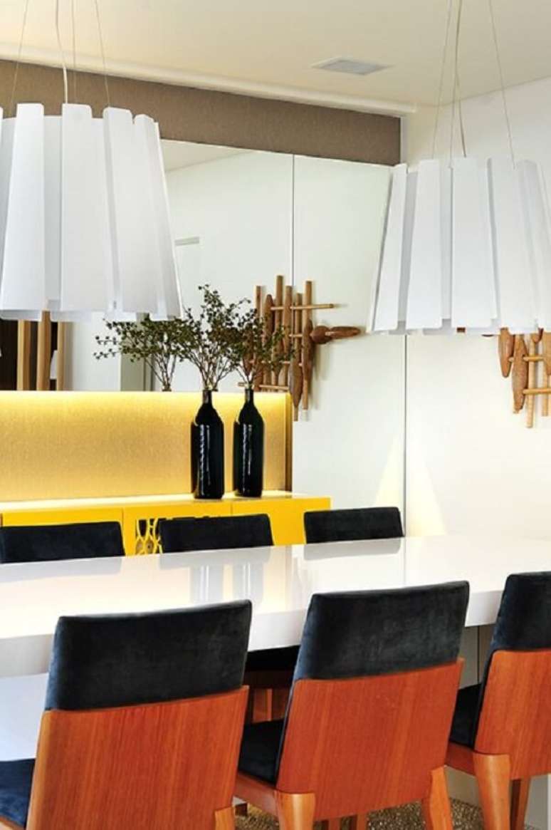25. Modelo de aparador amarelo laqueado decora a sala de jantar. Fonte: Revista Habitare
