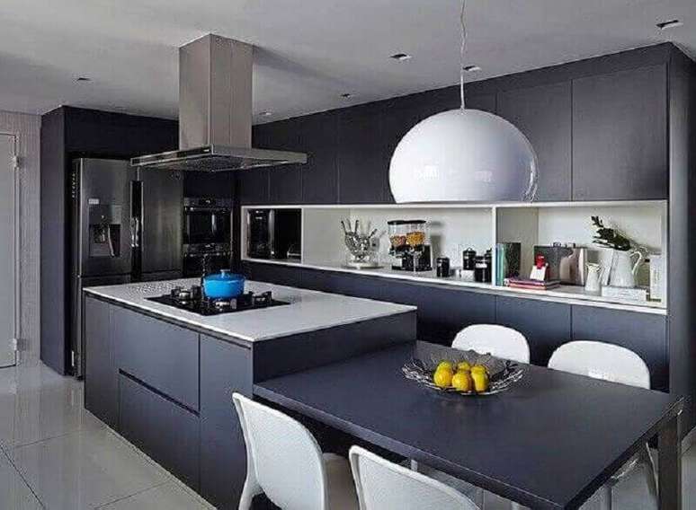 52. Cozinha preta moderna decorada com ilha gourmet grande planejada com mesa de jantar – Foto: Pinterest