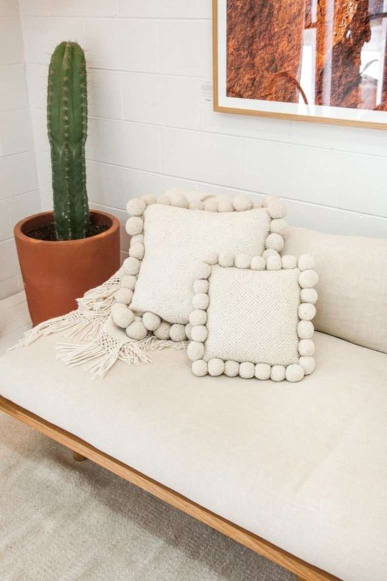 25. Sofá rústico em tons claros com tecido para almofada suede – Foto: Farmentory