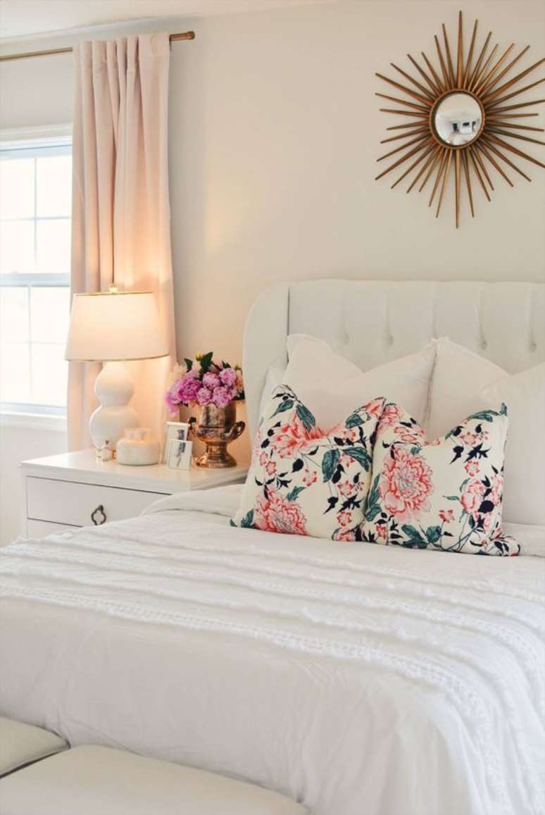 2. Quarto com almofada de tecido floral – Foto The Pink Dream