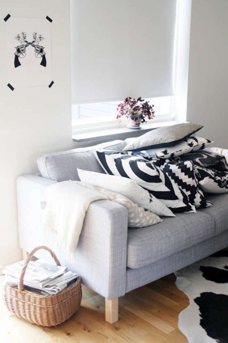 24. Sofá com tecido para almofada estampada – Foto Flair Magazin