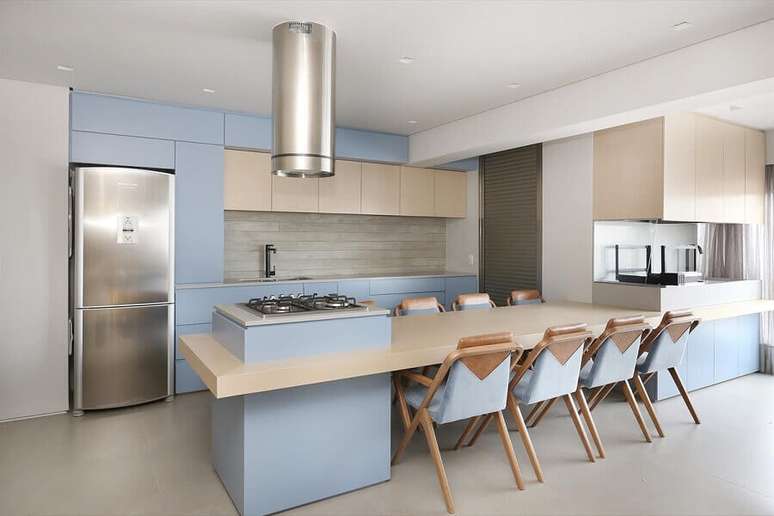 51. Cozinha planejada azul pastel decorada com bancada ilha gourmet com cooktop – Foto: La Marcon