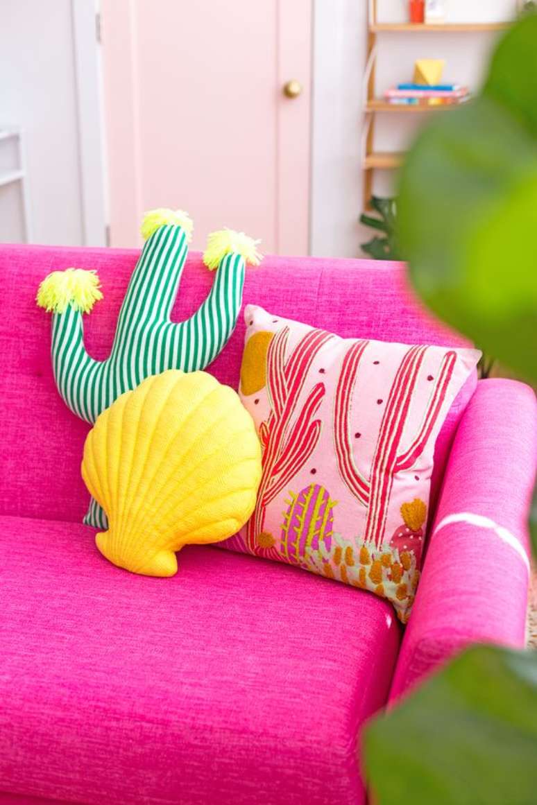 3. Sala colorida com tecido para almofada estampada – Foto Pinterset