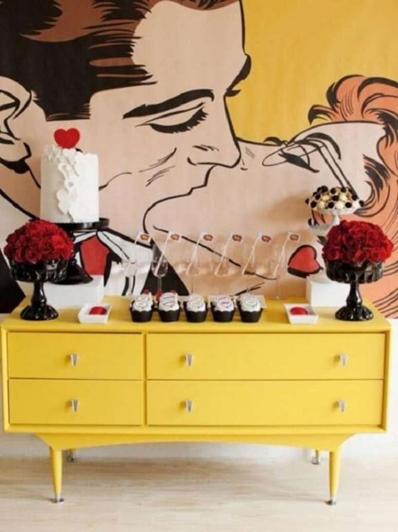 39. O aparador amarelo pode ser usado como mesa de bolo. Fonte: Muito Chique