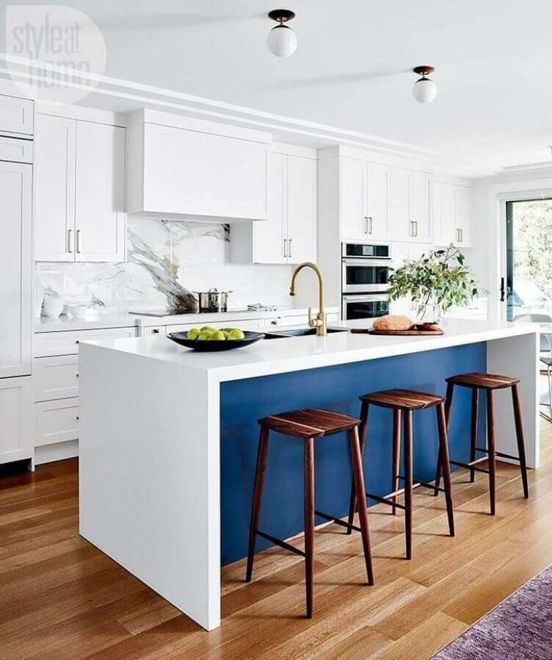 15. 16. Banquetas para ilha gourmet de cozinha sofisticada branca e azul – Foto: Style at Home