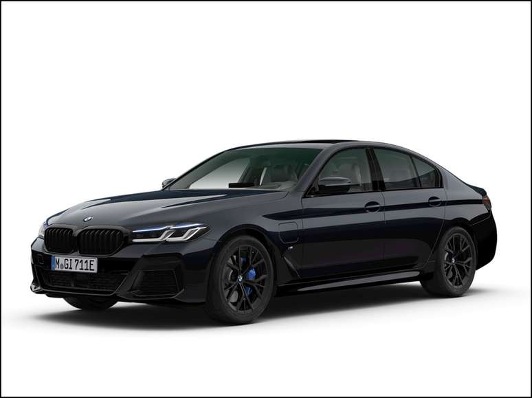 Novo BMW 530e M Sport Dark Edition conta com acabamento e rodas na cor preta. 