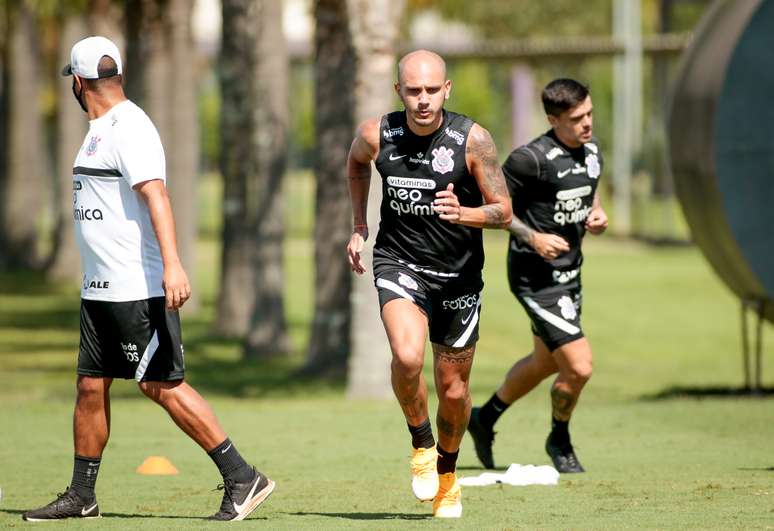 Fábio Santos viajou para Volta Redonda, onde o Corinthians vai enfrentar o Mirassol