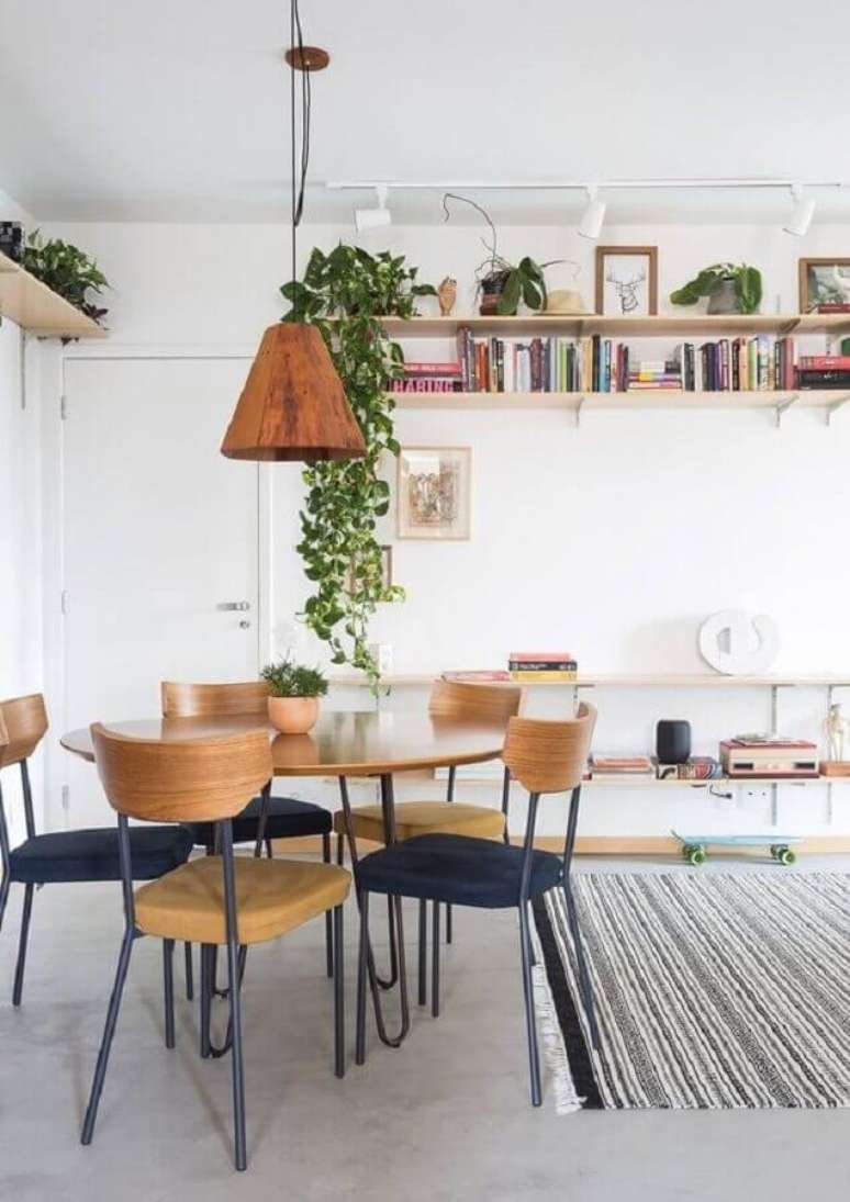 21. Cadeiras para mesa de jantar em sala decorada com luminária pendente rústica – Foto: Histórias de Casa