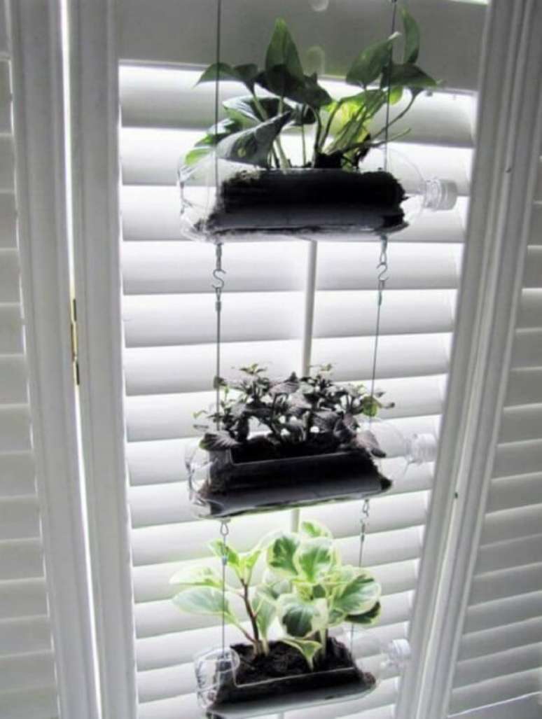 20. A horta em apartamento com garrafa PET pode ficar posicionada pr&oacute;xima &agrave; janela da casa. Fonte: Pinterest