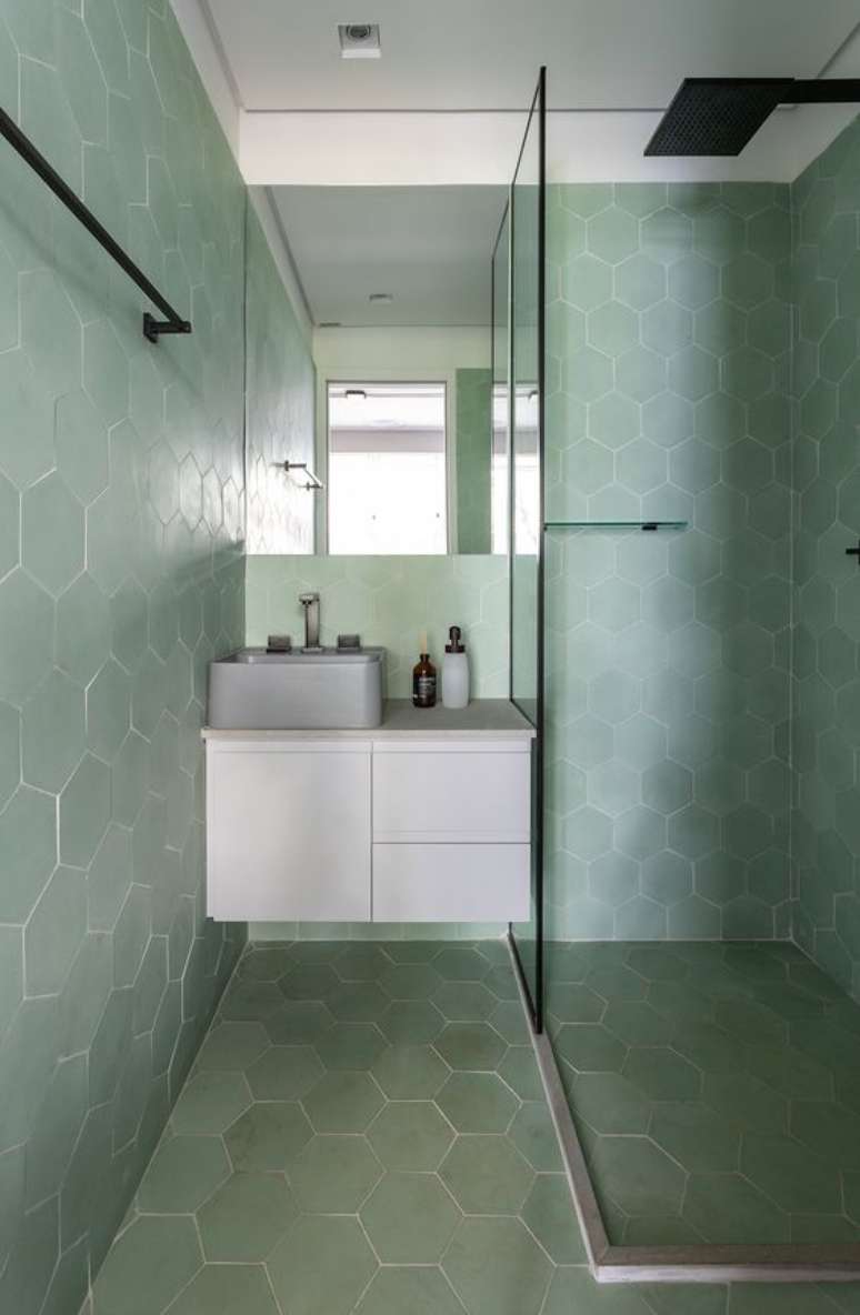 64. Banheiro com revestimento hexagonal verde claro – Foto Sala2 Arquitetura e Design