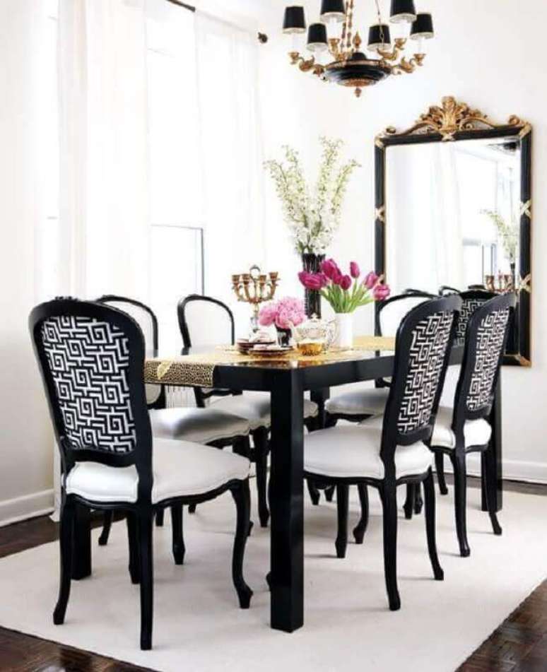 63. Sala de jantar clássica decorada com espelho de parede e cadeiras para mesa de jantar preta estofadas – Foto: Pinterest
