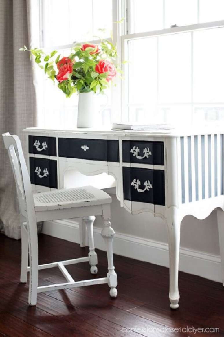 41. Penteadeira preta e branca com design cl&aacute;ssico. Fonte: Pinterest