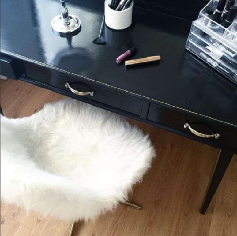 12. A cadeira para penteadeira preta deve ser confort&aacute;vel. Fonte: Pinterest