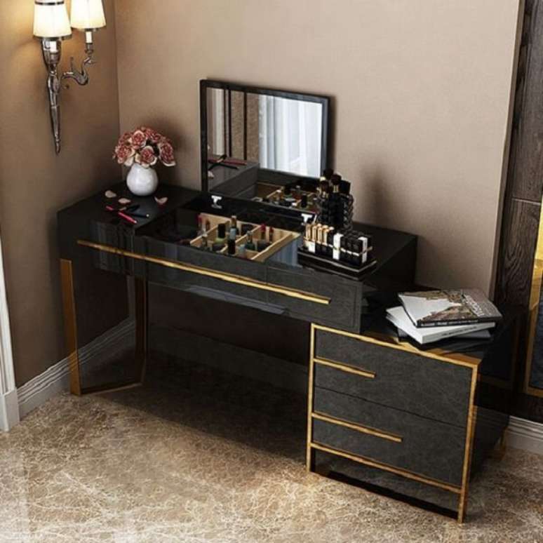 34. Os detalhes em dourado trazem requinte para a penteadeira preta. Fonte: Pinterest