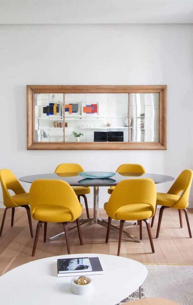 13. Decoração com cadeiras coloridas para mesa de jantar redonda – Foto: Behance
