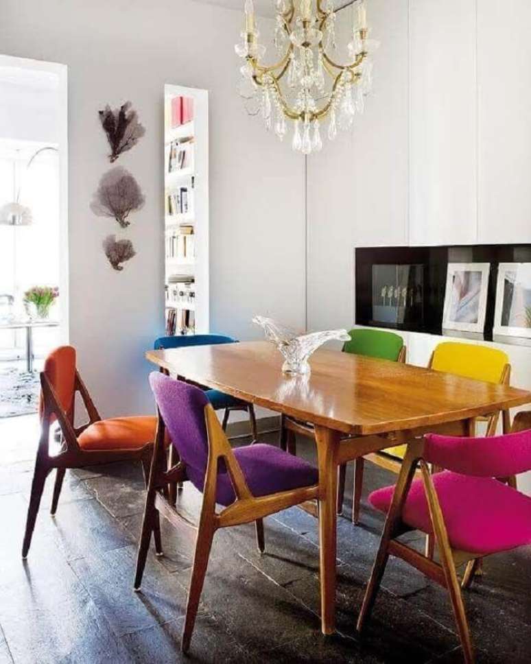 7. Sala de jantar simples decorada com cadeiras coloridas para mesa de jantar – Foto: Archidea