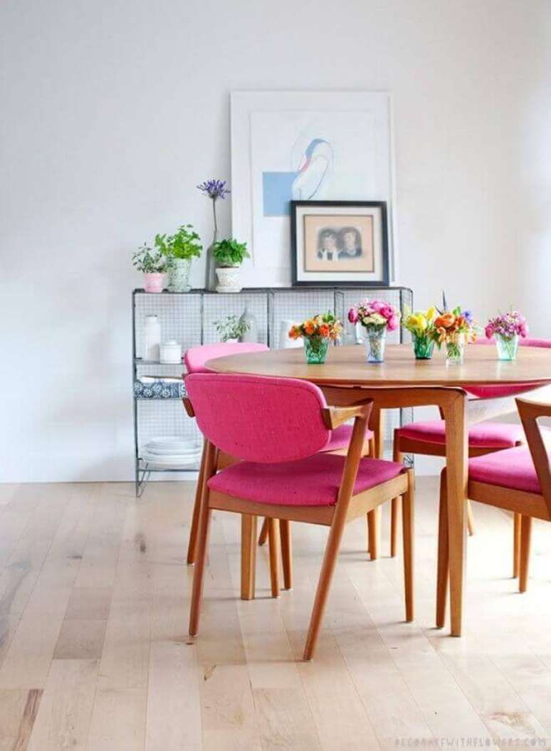 26. Decoração de sala branca com cadeiras coloridas para mesa de jantar – Foto: Archilovers
