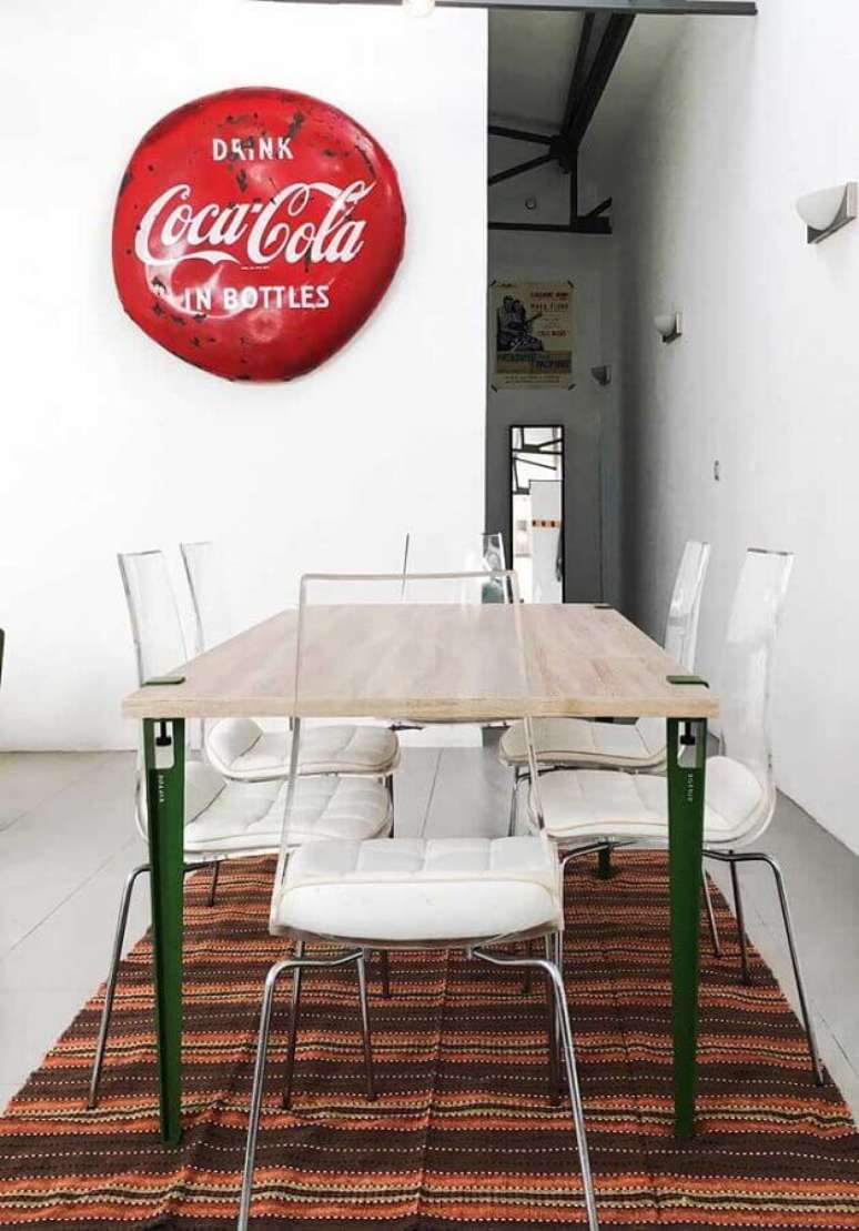 41. Sala de jantar simples decorada com tapete listrado e cadeiras transparentes para mesa de jantar – Foto: Andreas Móveis