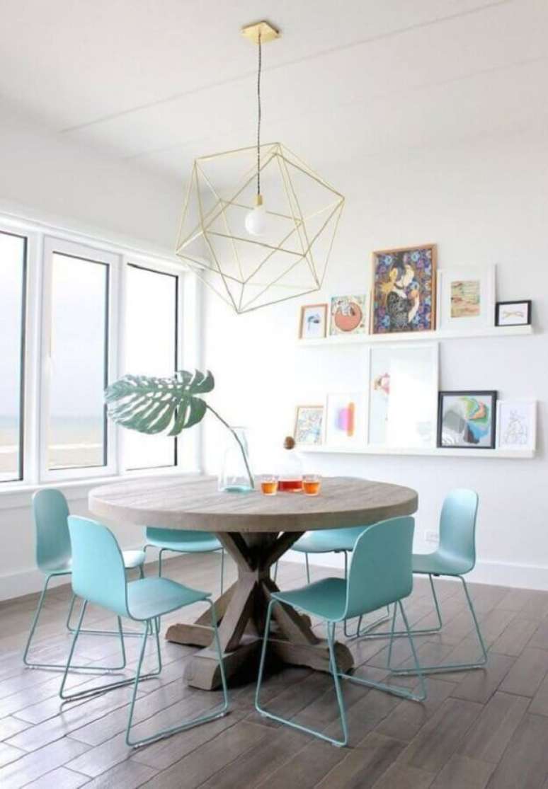 54. Decora&ccedil;&atilde;o de sala branca com lustre e cadeira para mesa de jantar moderna azul clara &ndash; Foto: Homedit