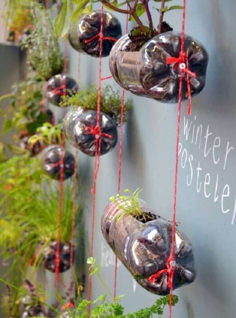 11. Aproveite os espaços da casa e monte uma horta suspensa com garrafa pet. Fonte: Pinterest