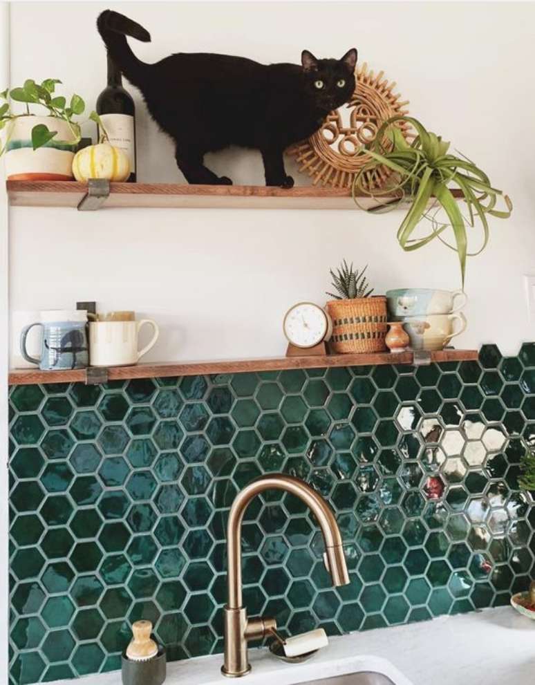 21. Cozinha com revestimento hexagonal verde – Foto Mercury Mosaics