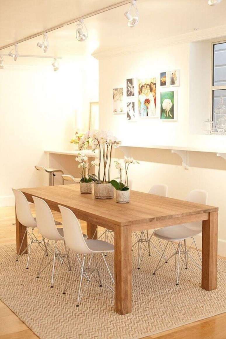 37. Decoração estilo escandinavo com cadeira branca para mesa de jantar de madeira – Foto: Pinterest