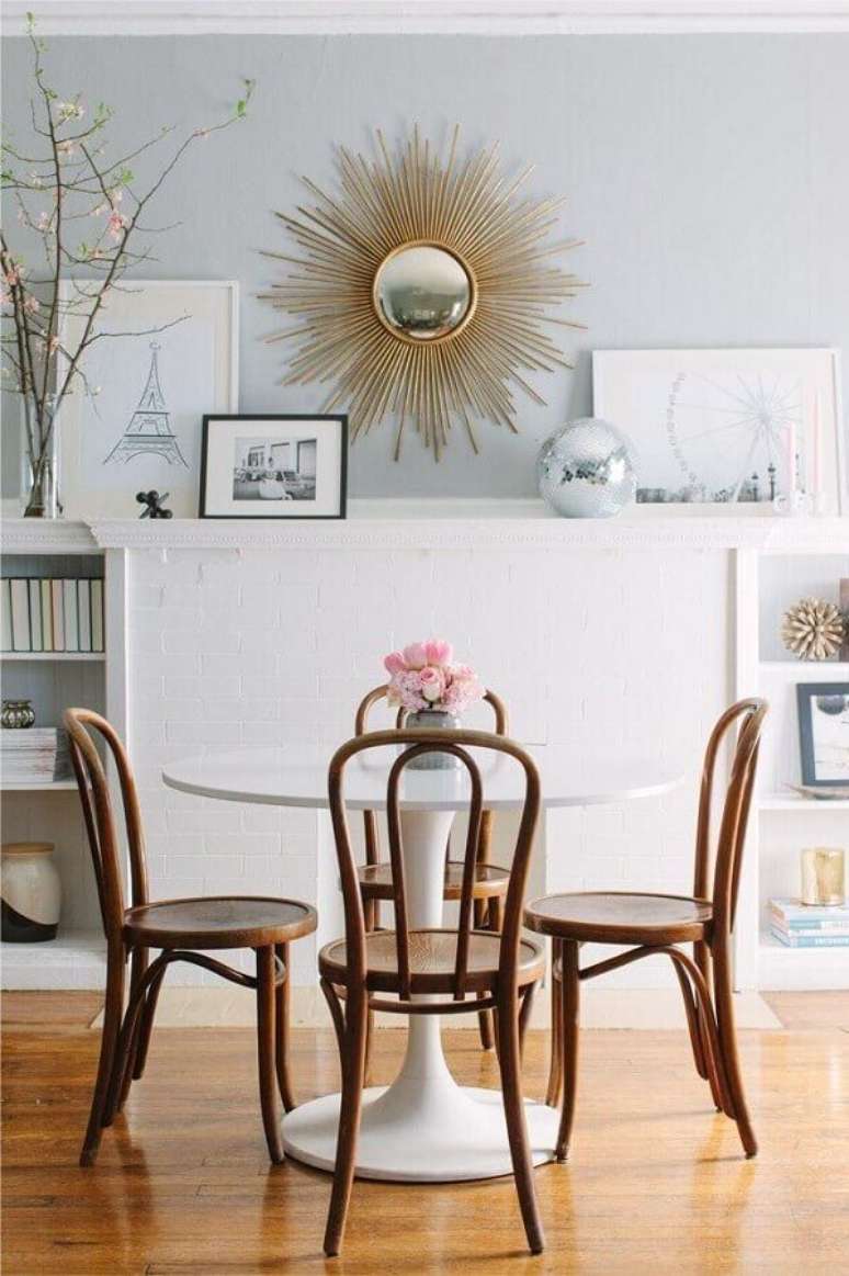 64. Sala de jantar clean decorada com cadeiras de madeira para mesa de jantar – Foto: Casa de Valentina