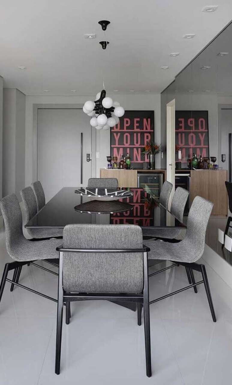 62. Sala cinza decorada com parede espelhada e cadeiras para mesa de jantar modernas – Foto: Futurist Architecture