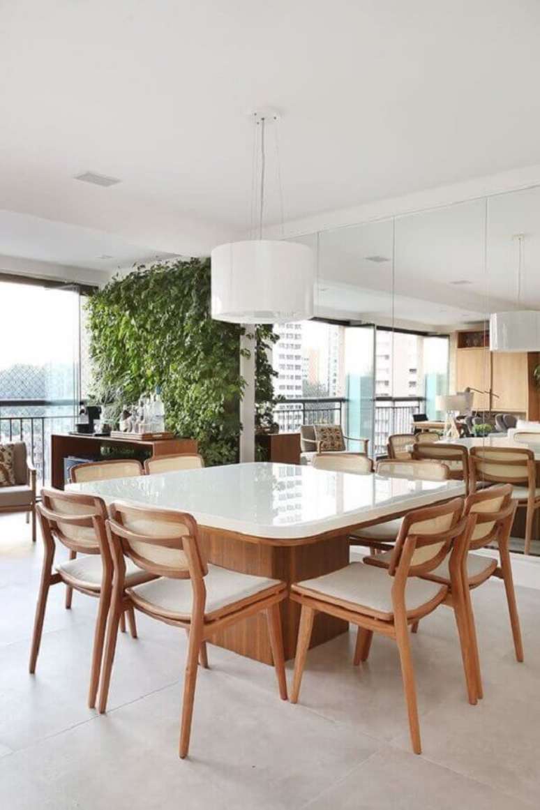 83. Varanda gourmet decorada com jardim vertical e cadeiras para mesa de jantar quadrada – Foto: Casa de Valentina