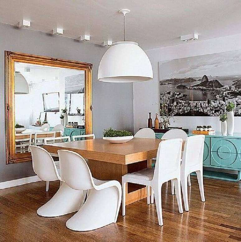 31. Decoração de sala de jantar com buffet azul e cadeira branca para mesa de jantar quadrada – Foto: Pinterest