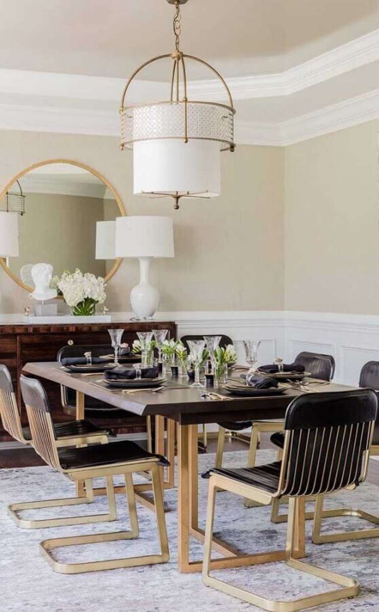 81. Decoração sofisticada para sala clássica com modelos diferentes de cadeiras para mesa de jantar – Foto: Pinterest