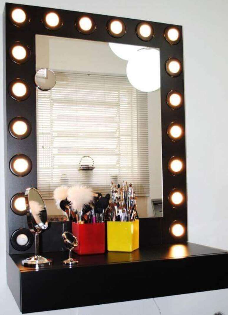 7. Modelo de penteadeira camarim preta suspensa. Fonte: Pinterest