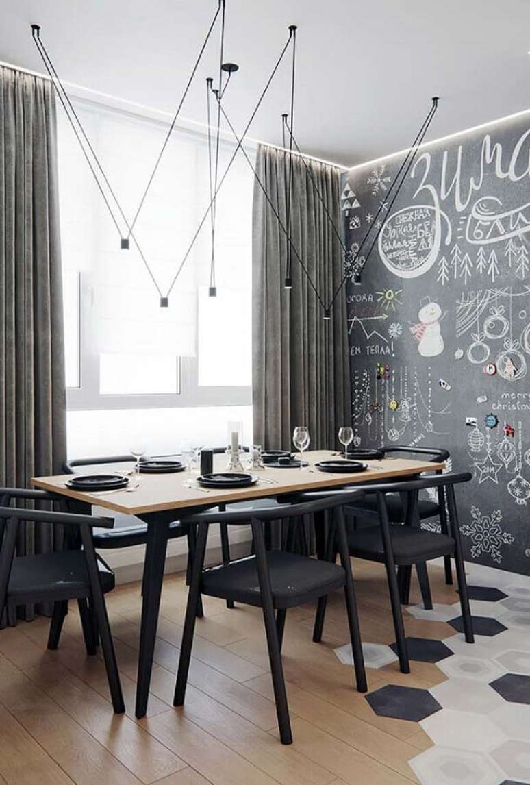 16. Decoração moderna com cadeiras para mesa de jantar preta e parede com tinta lousa – Foto: Futurist Architecture