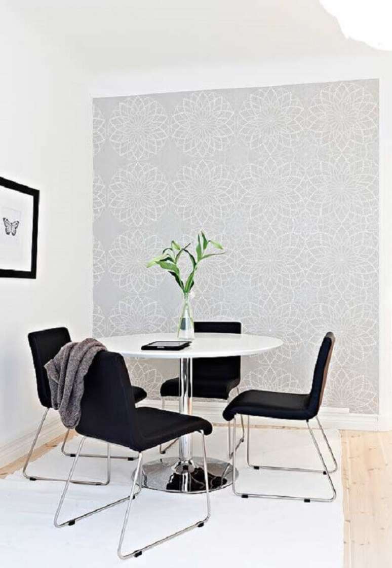 59. Decoração clean para sala branca com cadeiras para mesa de jantar preta – Foto: Pinterest