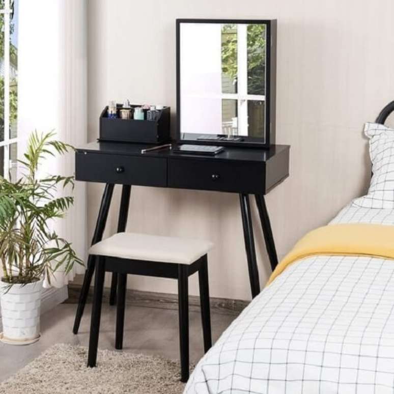 13. A penteadeira pequena preta é perfeita para dormitórios com espaços reduzidos. Fonte: Pinterest