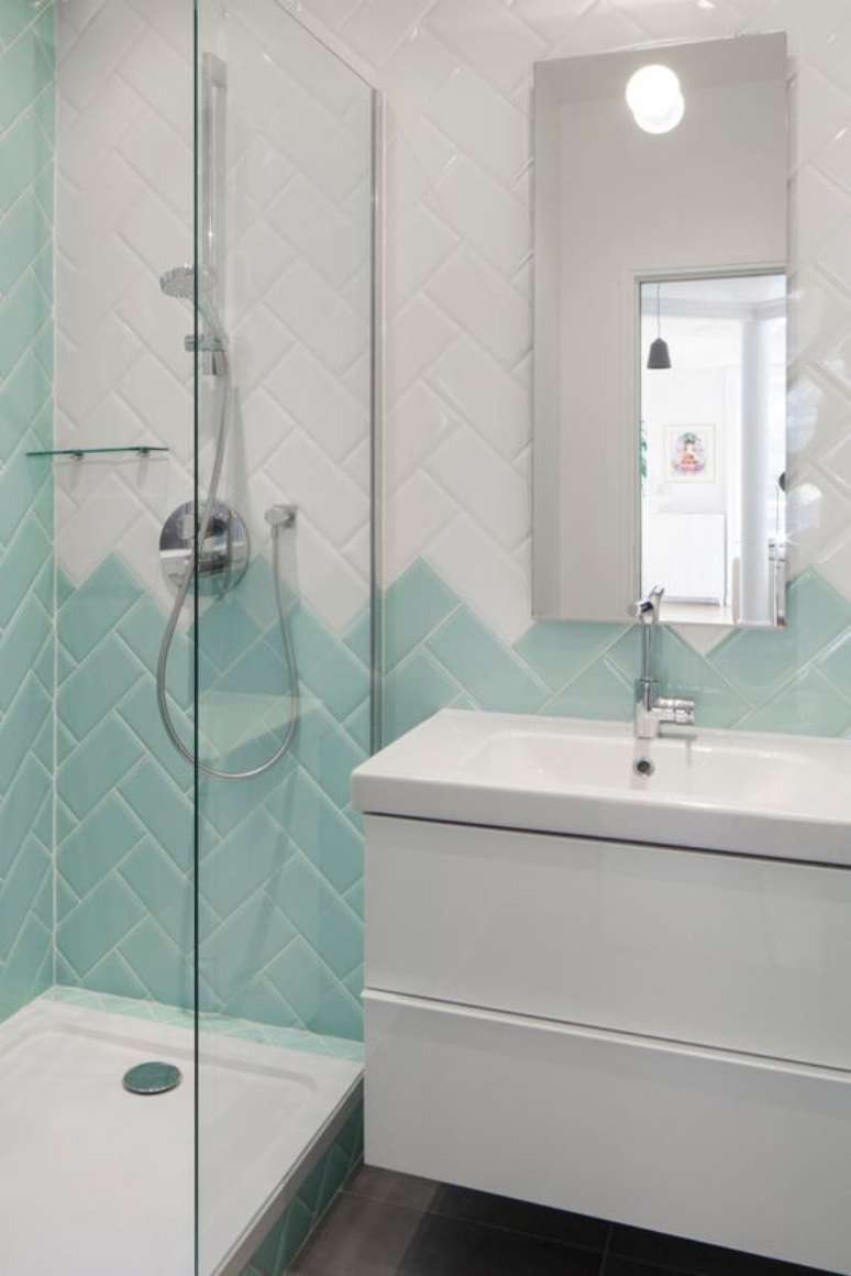 15. Banheiro com revestimento verde e branco formato geométrico – Foto Design Milk