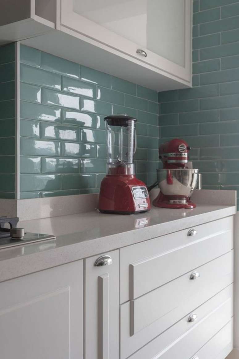 41. Revestimento verde água para cozinha com detalhes em vermelho – Foto Marina Carvalho Arrquiteutra