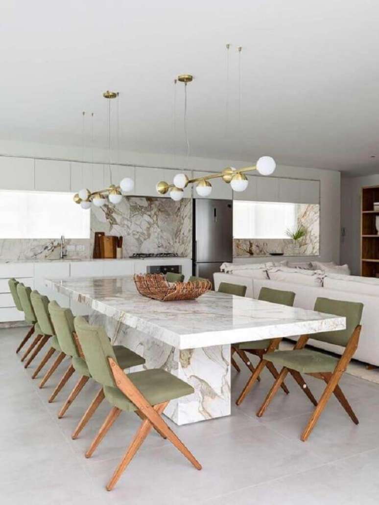80. Modelos de cadeiras para mesa de jantar moderna decorada com luminária pendente dourada – Foto: Casa de Valentina