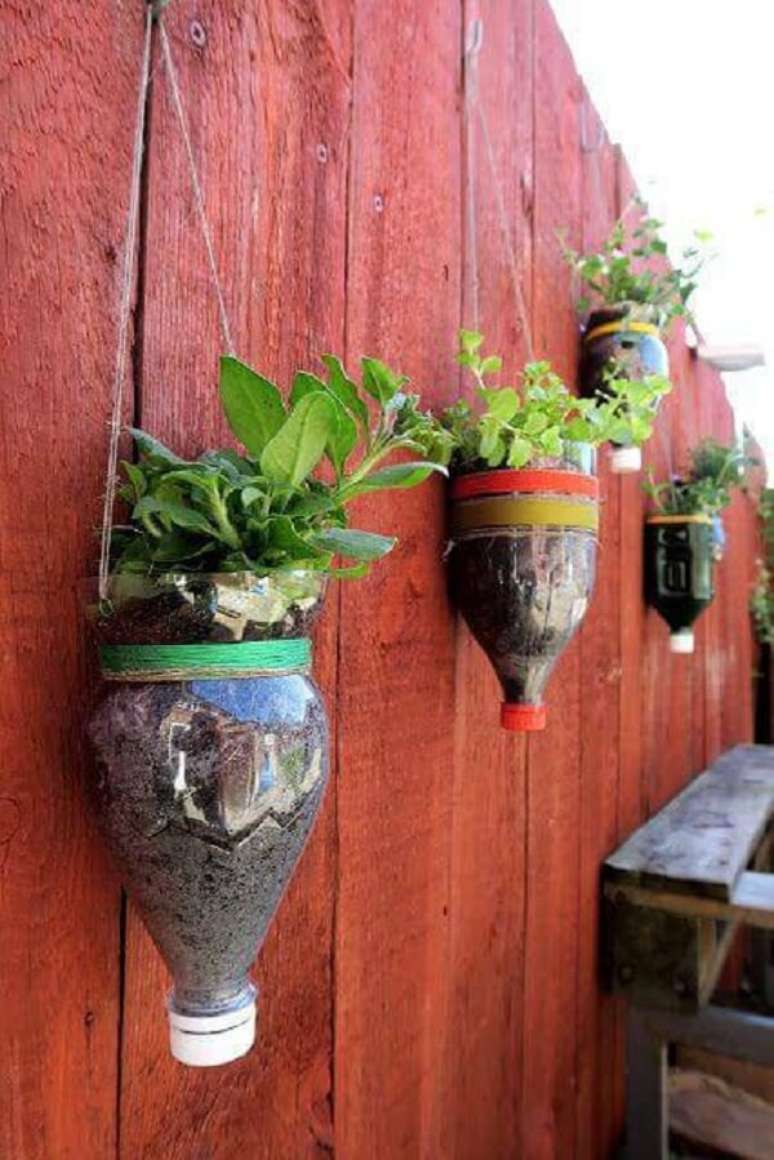 13. Voc&ecirc; pode utilizar ambos os lados da garrafa para criar o seu jardim suspenso. Fonte: Pinterest