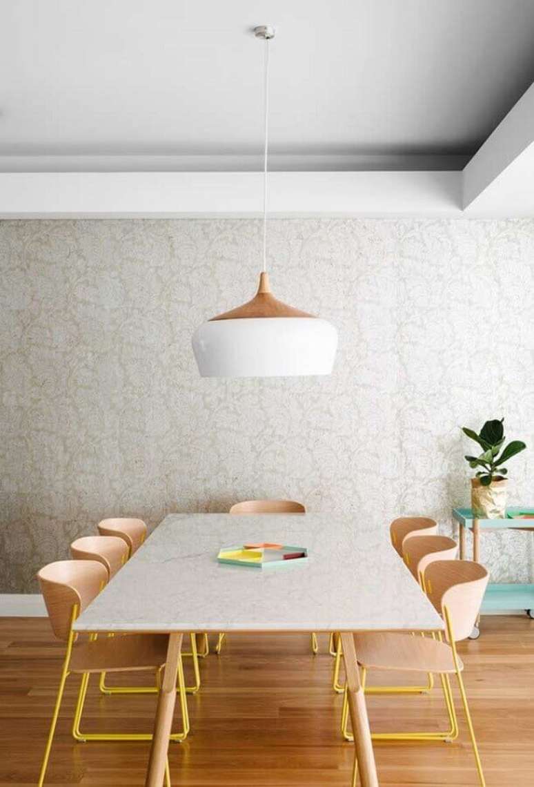 25. Decora&ccedil;&atilde;o clean com cadeiras de madeira para mesa de jantar modernas &ndash; Foto: Pinterest