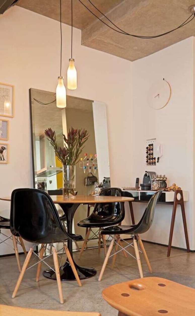 45. Decoração de sala com espelho de chão e cadeiras para mesa de jantar preta – Foto: Andreas Móveis