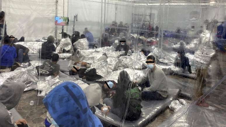 Após críticas a Trump, imagens registradas no governo Biden geraram preocupação sobre condições nas instalações de detenção na fronteira EUA-México