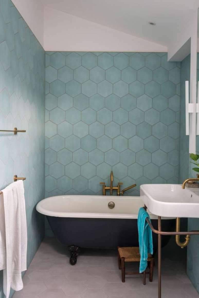 40. Revestimento verde água no banheiro pequeno com banheira – Foto Michelle Kelly Style
