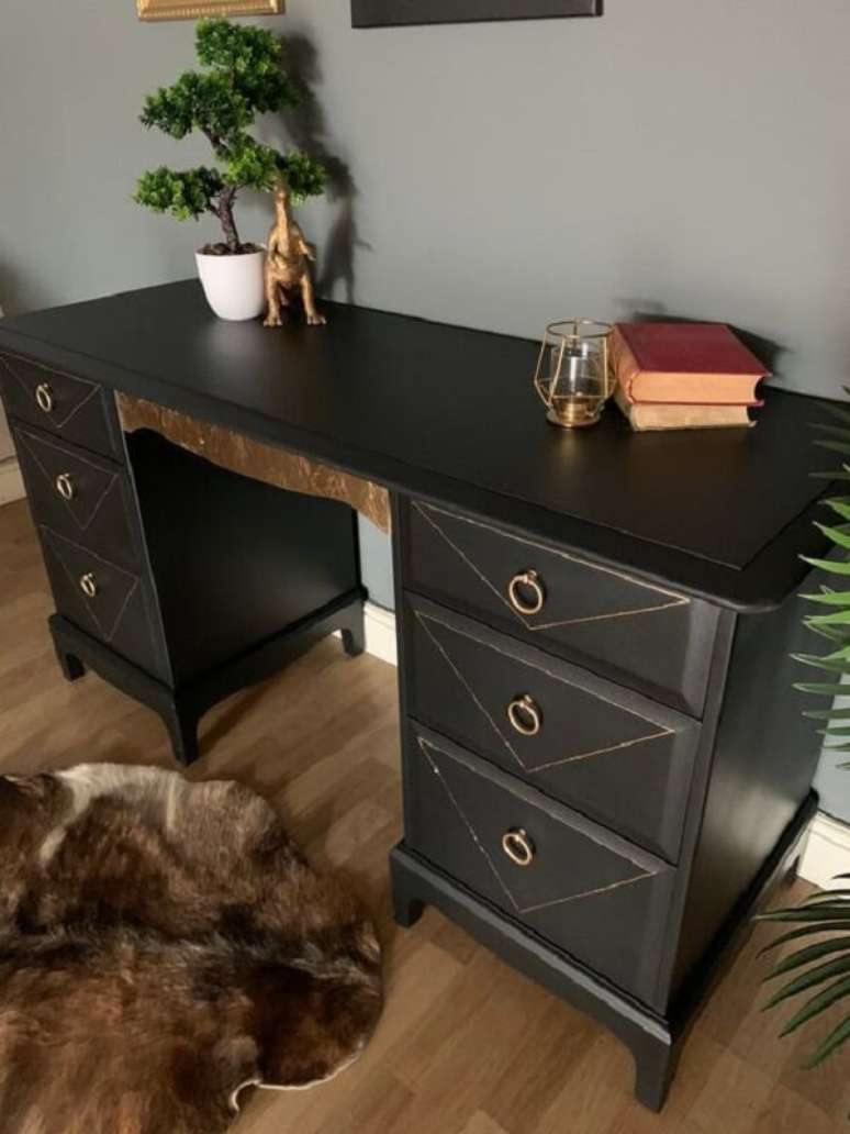11. A escrivaninha penteadeira preta &eacute; uma pe&ccedil;a coringa para se ter no quarto. Fonte: Pinterest