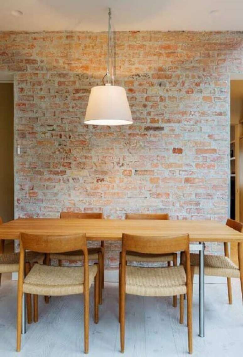10. Decoração rústica com parede de tijolinho e cadeiras de madeira para mesa de jantar – Foto: Pinterest